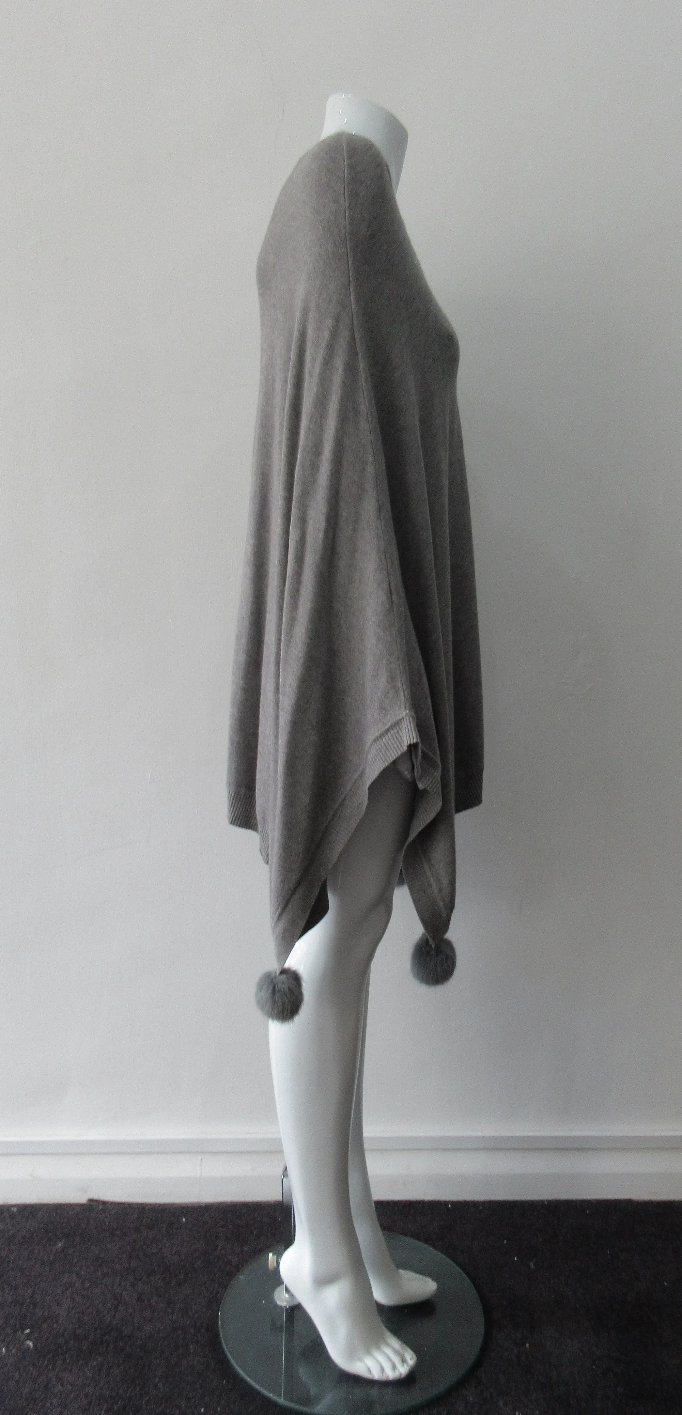 20ANG1A -Angela Mara Basic Poncho Grey