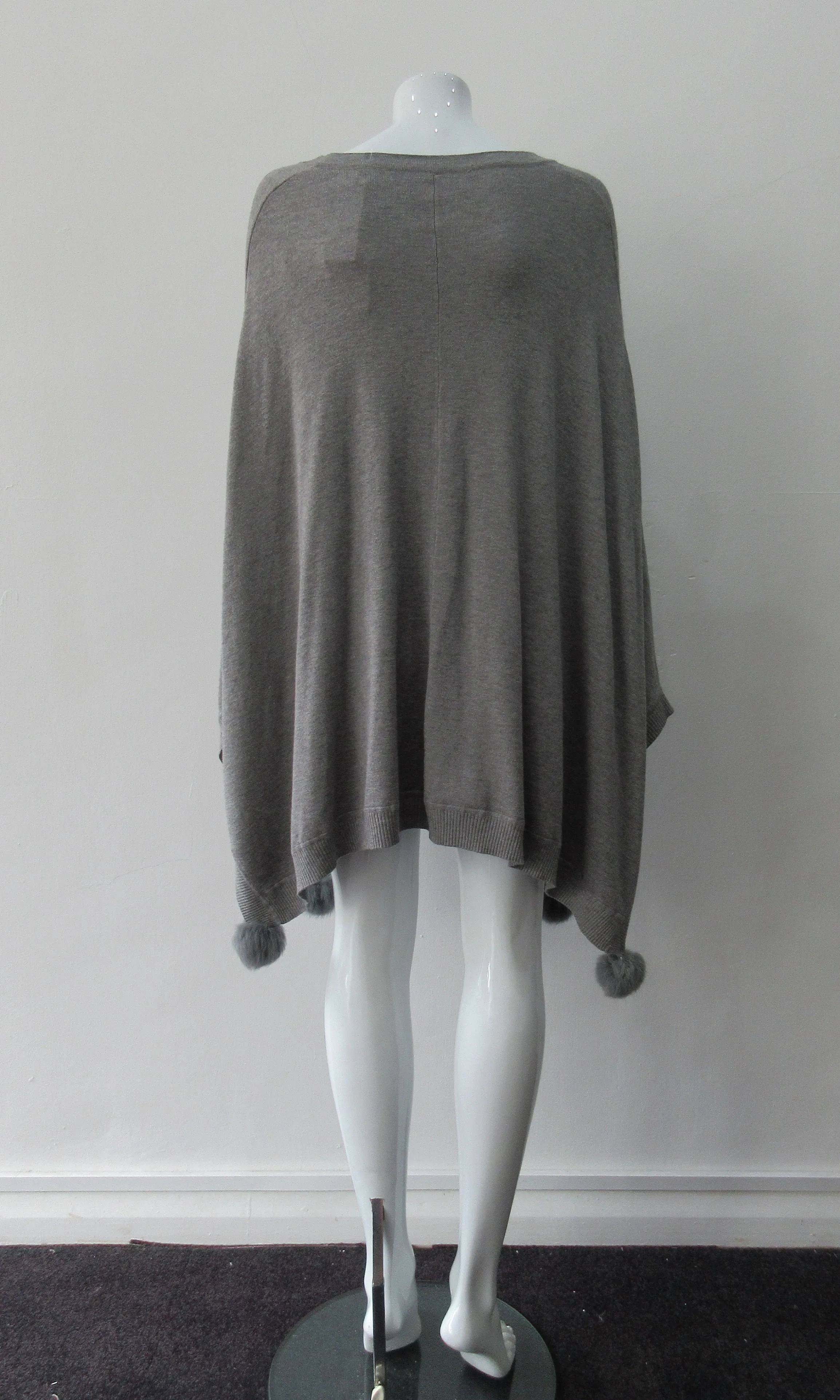 20ANG1A -Angela Mara Basic Poncho Grey