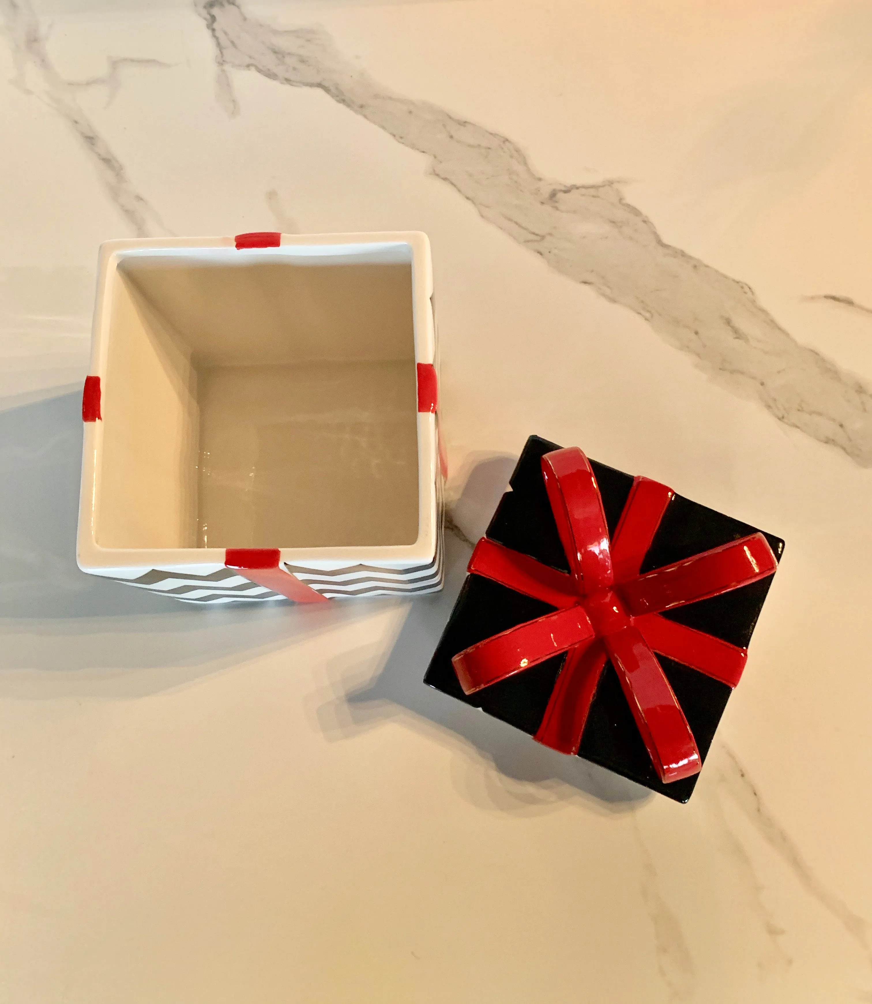 Black & White Present Ceramic Box