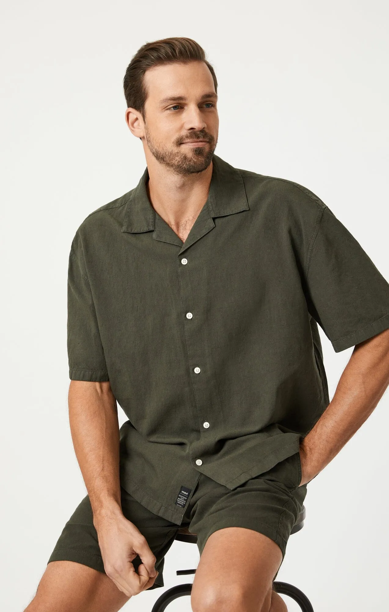 LINEN SHORT SLEEVE BUTTON-UP SHIRT IN ASPHALT